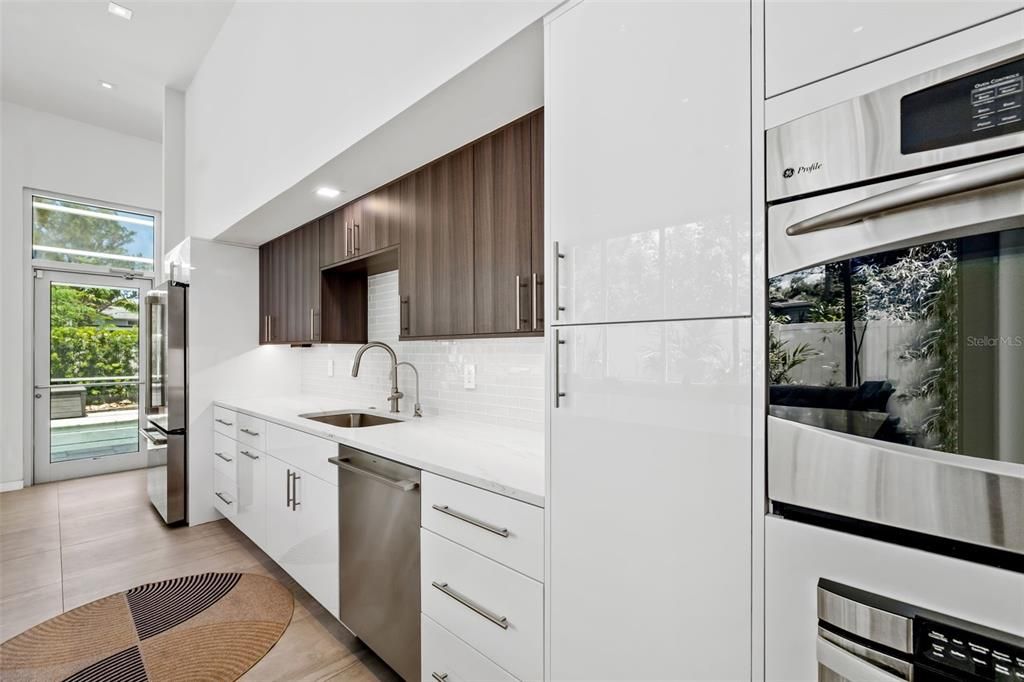 Под контрактом: $1,499,000 (3 спален, 3 ванн, 1920 Квадратных фут)