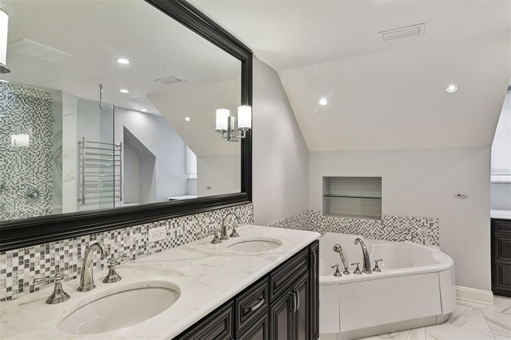 En Venta: $1,050,000 (4 camas, 3 baños, 4142 Pies cuadrados)