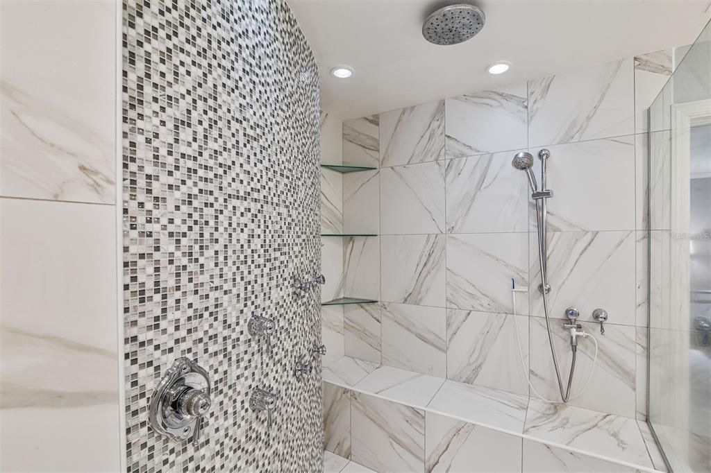 En Venta: $1,050,000 (4 camas, 3 baños, 4142 Pies cuadrados)