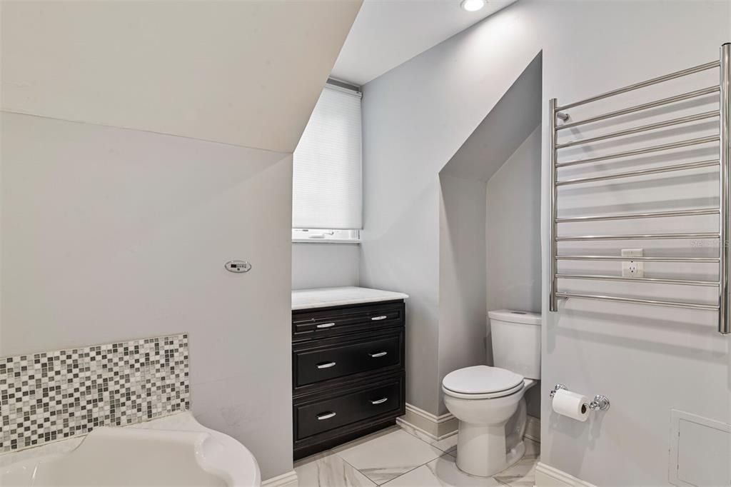 En Venta: $1,050,000 (4 camas, 3 baños, 4142 Pies cuadrados)