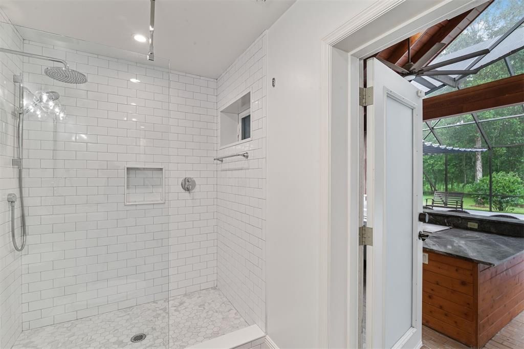 En Venta: $1,050,000 (4 camas, 3 baños, 4142 Pies cuadrados)