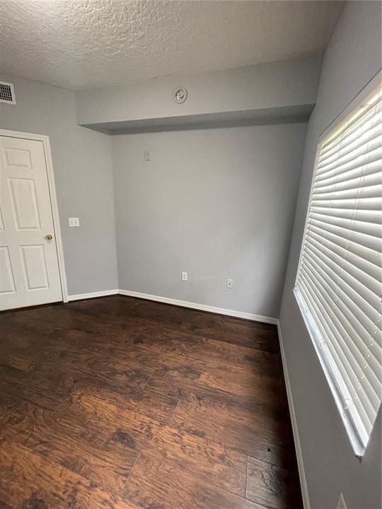 Под контрактом: $175,000 (3 спален, 2 ванн, 1151 Квадратных фут)