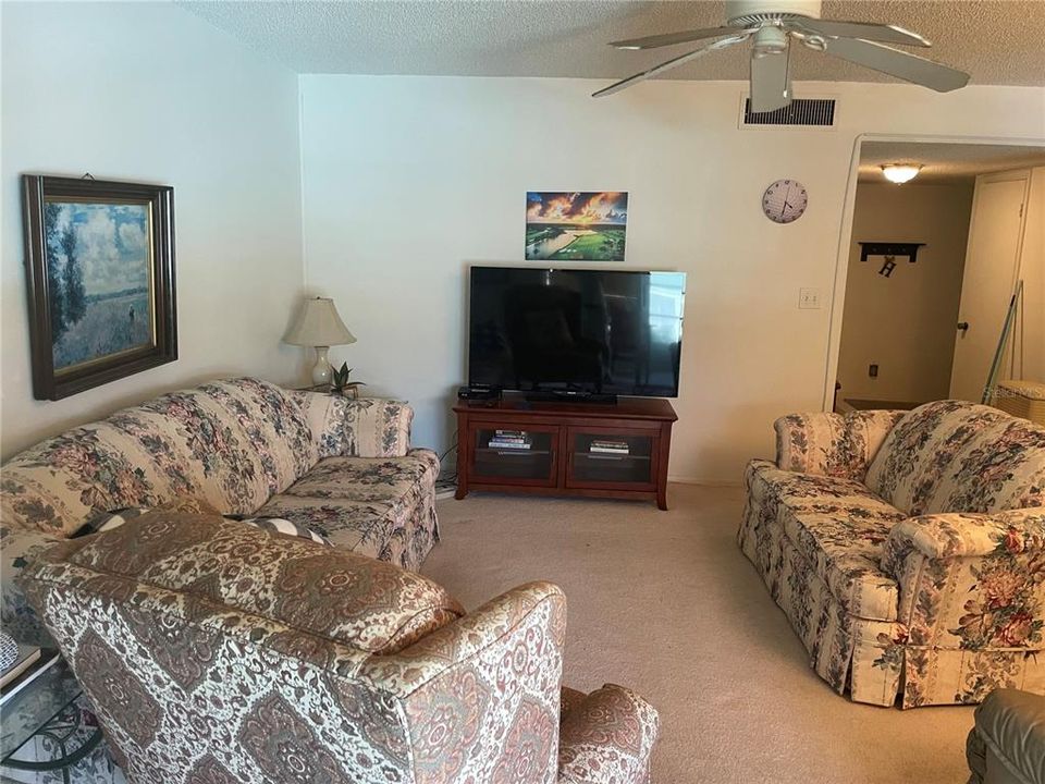 На продажу: $107,500 (2 спален, 1 ванн, 1054 Квадратных фут)