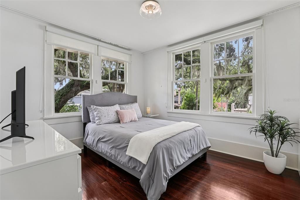 Под контрактом: $988,000 (3 спален, 2 ванн, 2927 Квадратных фут)