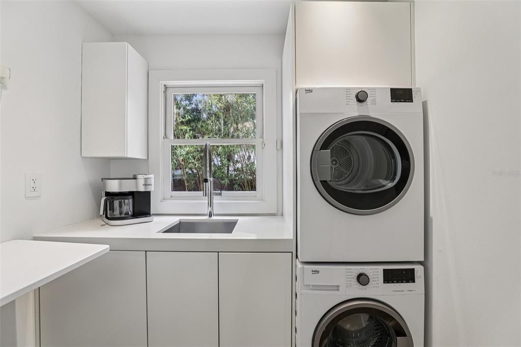 Под контрактом: $988,000 (3 спален, 2 ванн, 2927 Квадратных фут)