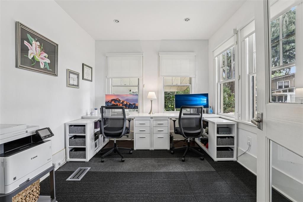 Под контрактом: $988,000 (3 спален, 2 ванн, 2927 Квадратных фут)