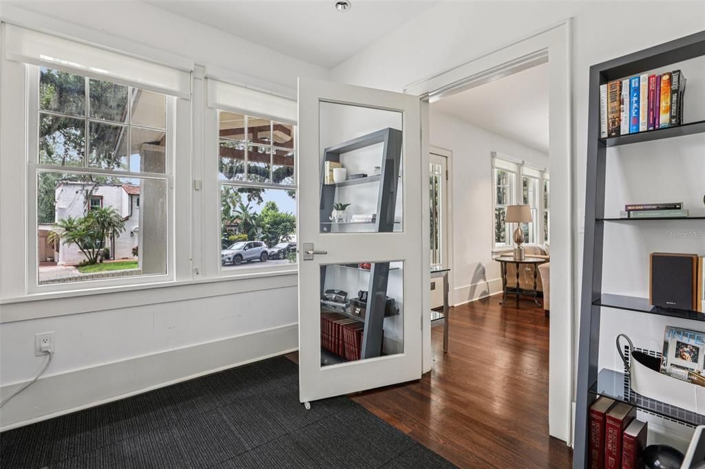 Под контрактом: $988,000 (3 спален, 2 ванн, 2927 Квадратных фут)