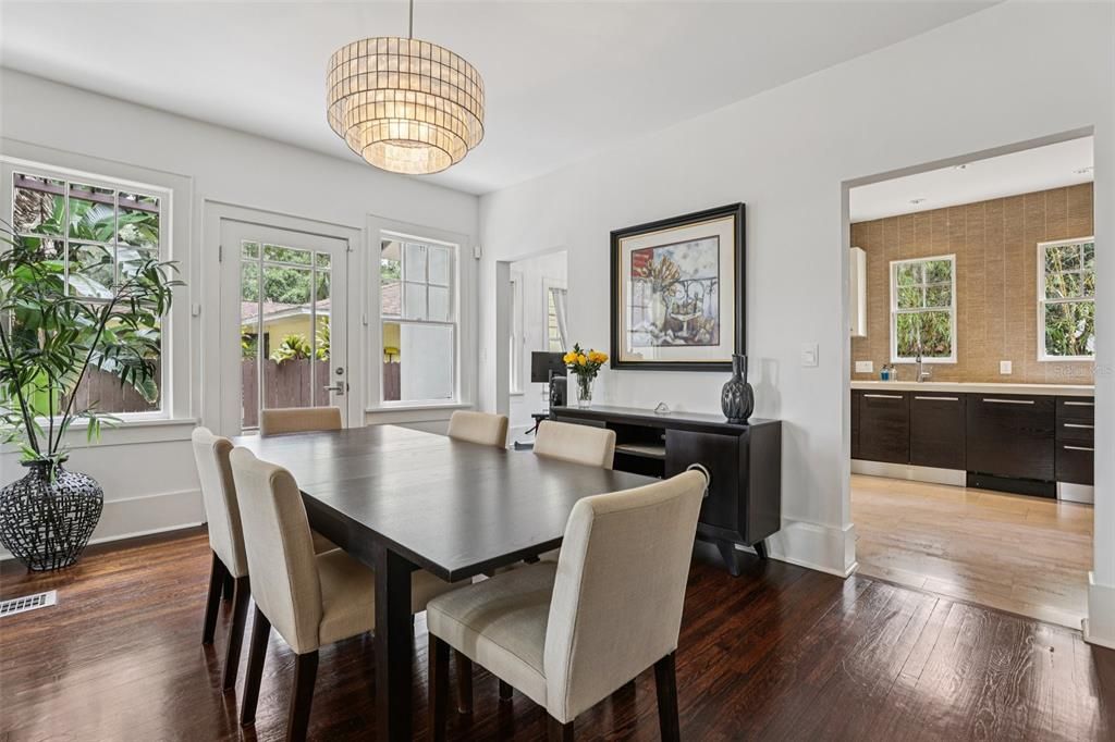 Под контрактом: $988,000 (3 спален, 2 ванн, 2927 Квадратных фут)