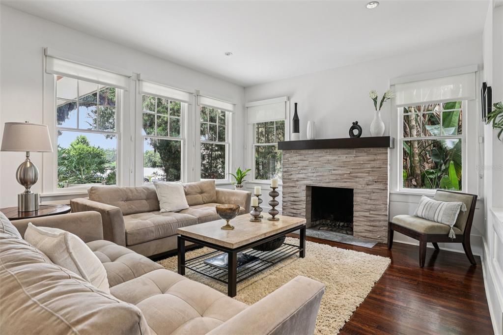 Под контрактом: $988,000 (3 спален, 2 ванн, 2927 Квадратных фут)