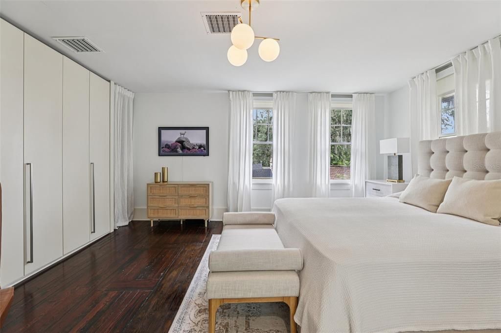 Под контрактом: $988,000 (3 спален, 2 ванн, 2927 Квадратных фут)