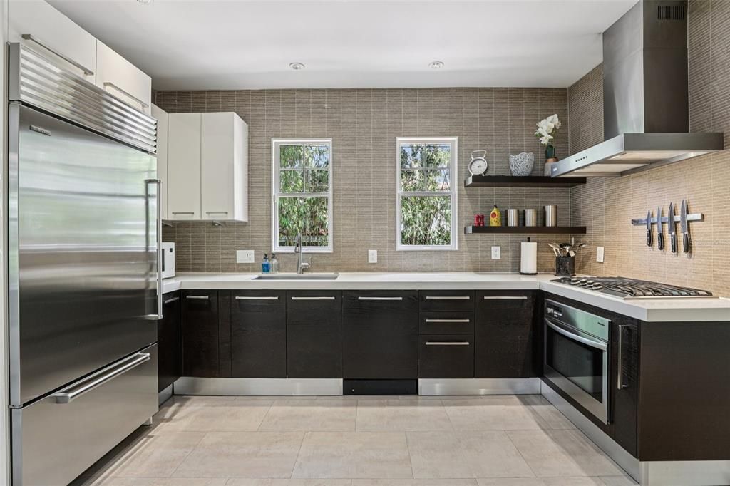 Под контрактом: $988,000 (3 спален, 2 ванн, 2927 Квадратных фут)