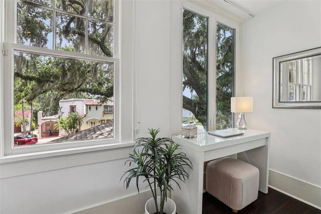 Под контрактом: $988,000 (3 спален, 2 ванн, 2927 Квадратных фут)