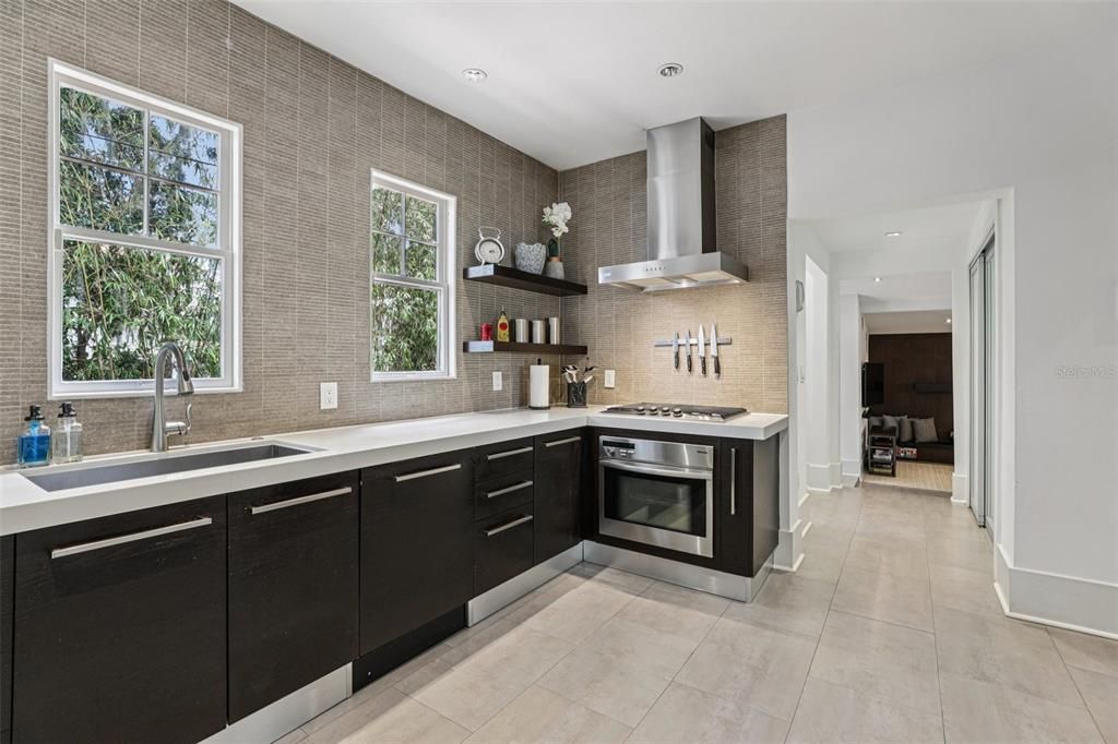 Под контрактом: $988,000 (3 спален, 2 ванн, 2927 Квадратных фут)