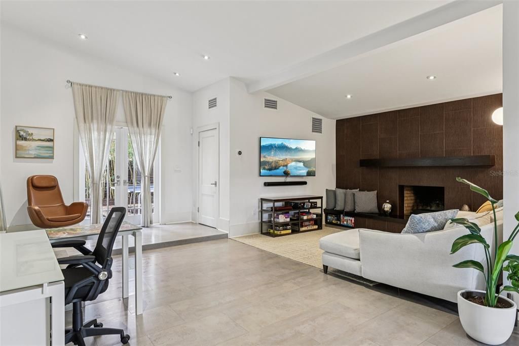 Под контрактом: $988,000 (3 спален, 2 ванн, 2927 Квадратных фут)