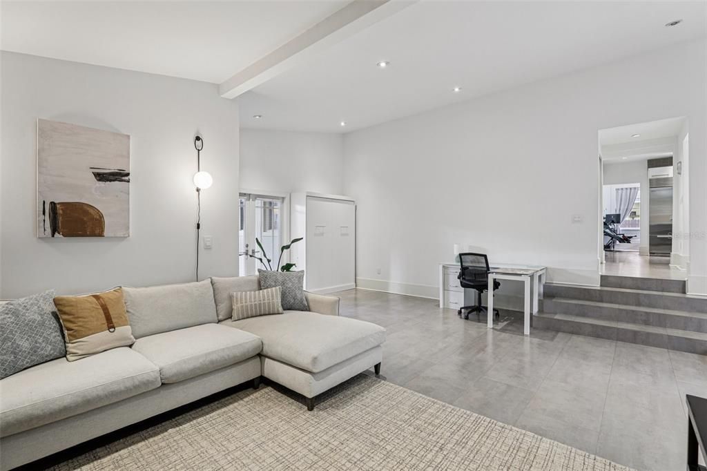 Под контрактом: $988,000 (3 спален, 2 ванн, 2927 Квадратных фут)