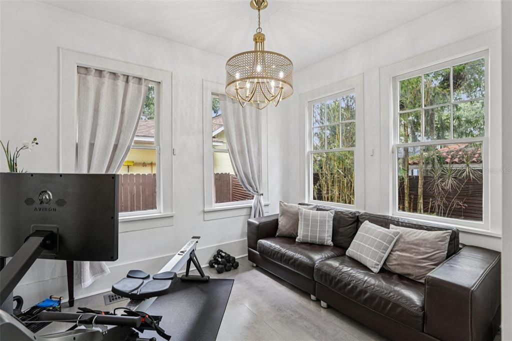 Под контрактом: $988,000 (3 спален, 2 ванн, 2927 Квадратных фут)