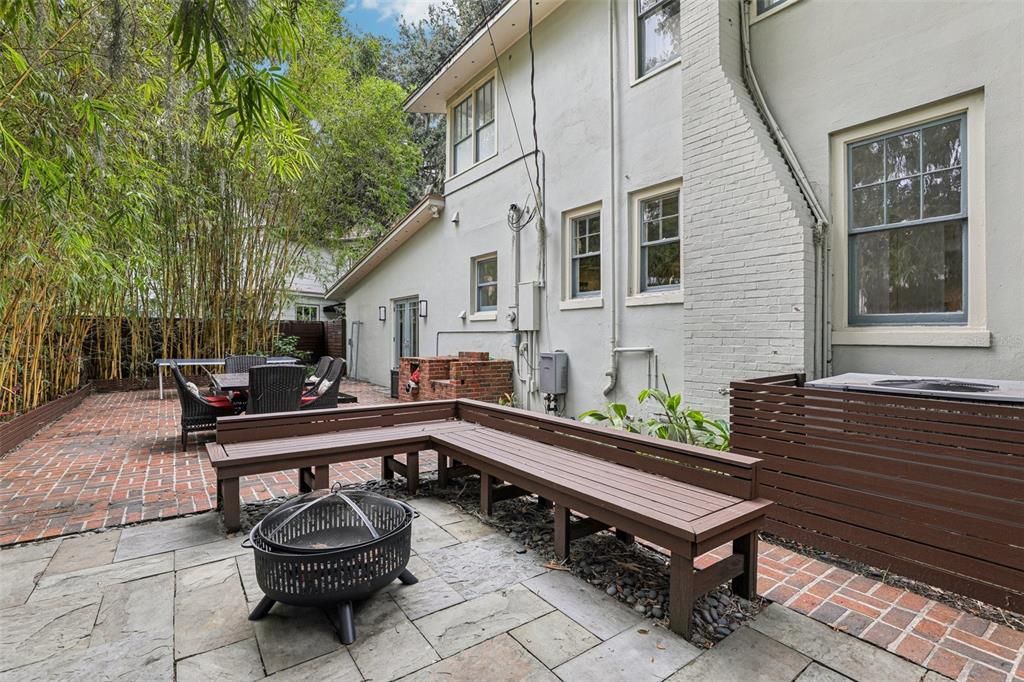 Под контрактом: $988,000 (3 спален, 2 ванн, 2927 Квадратных фут)