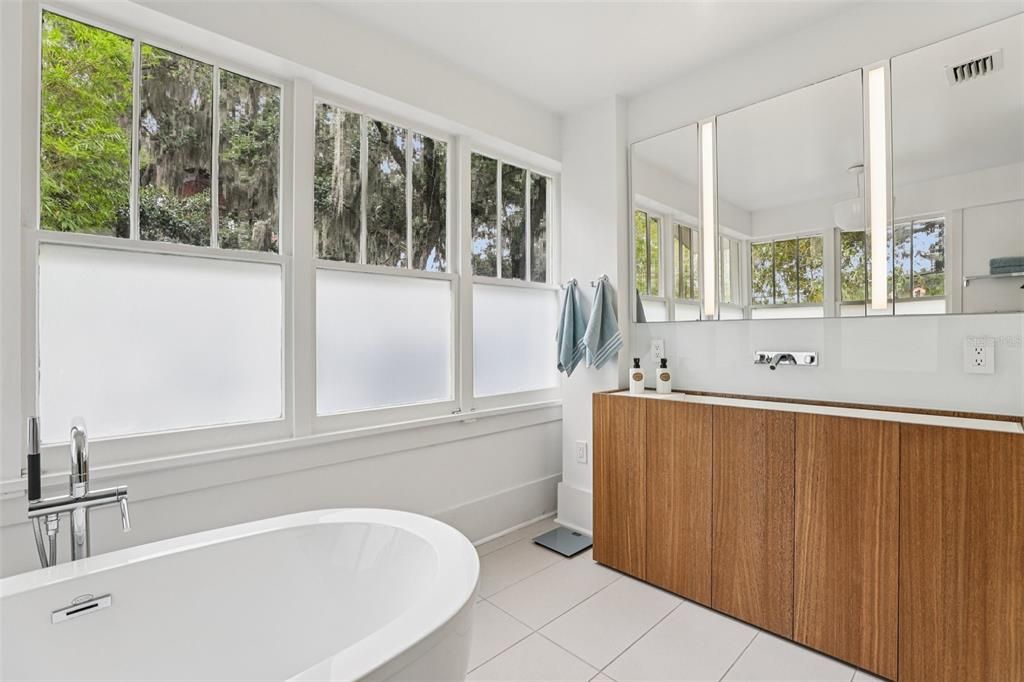 Под контрактом: $988,000 (3 спален, 2 ванн, 2927 Квадратных фут)