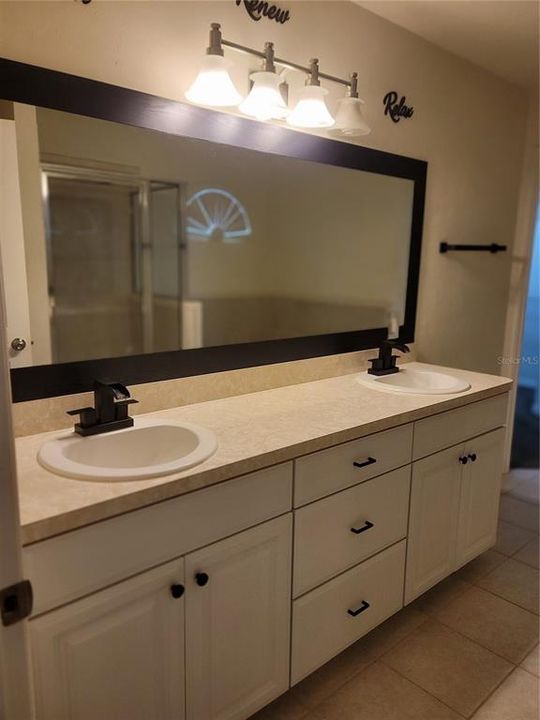 For Sale: $258,500 (3 beds, 2 baths, 1279 Square Feet)