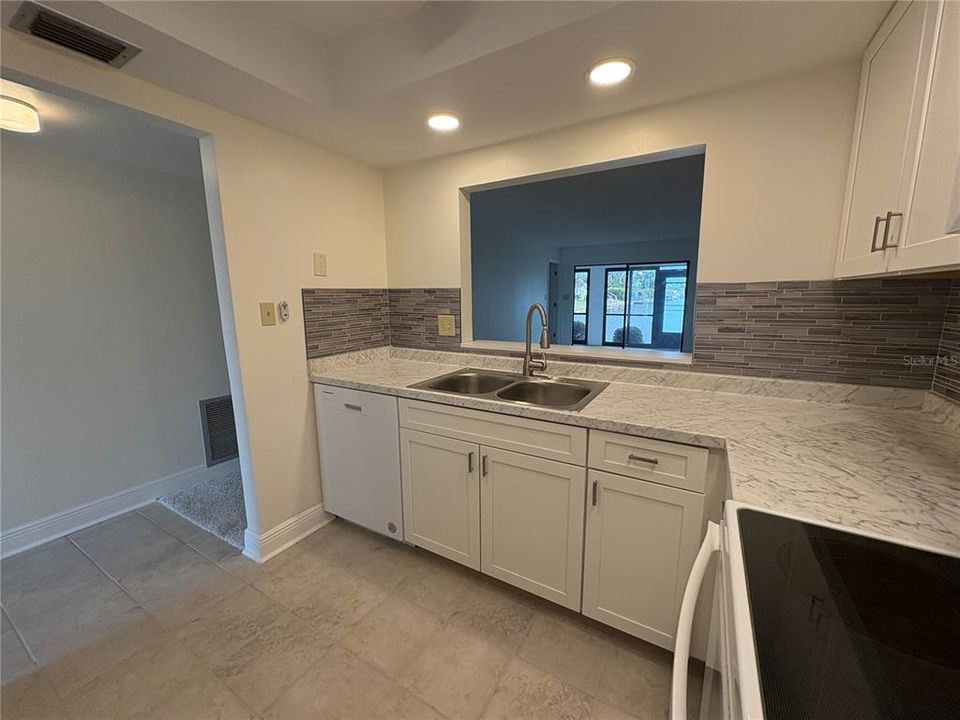 Active With Contract: $185,000 (2 beds, 2 baths, 1011 Square Feet)