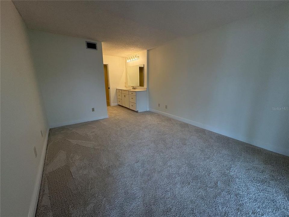 Active With Contract: $185,000 (2 beds, 2 baths, 1011 Square Feet)