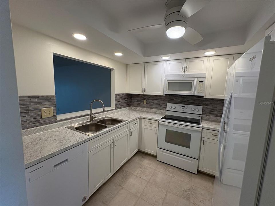 Active With Contract: $185,000 (2 beds, 2 baths, 1011 Square Feet)