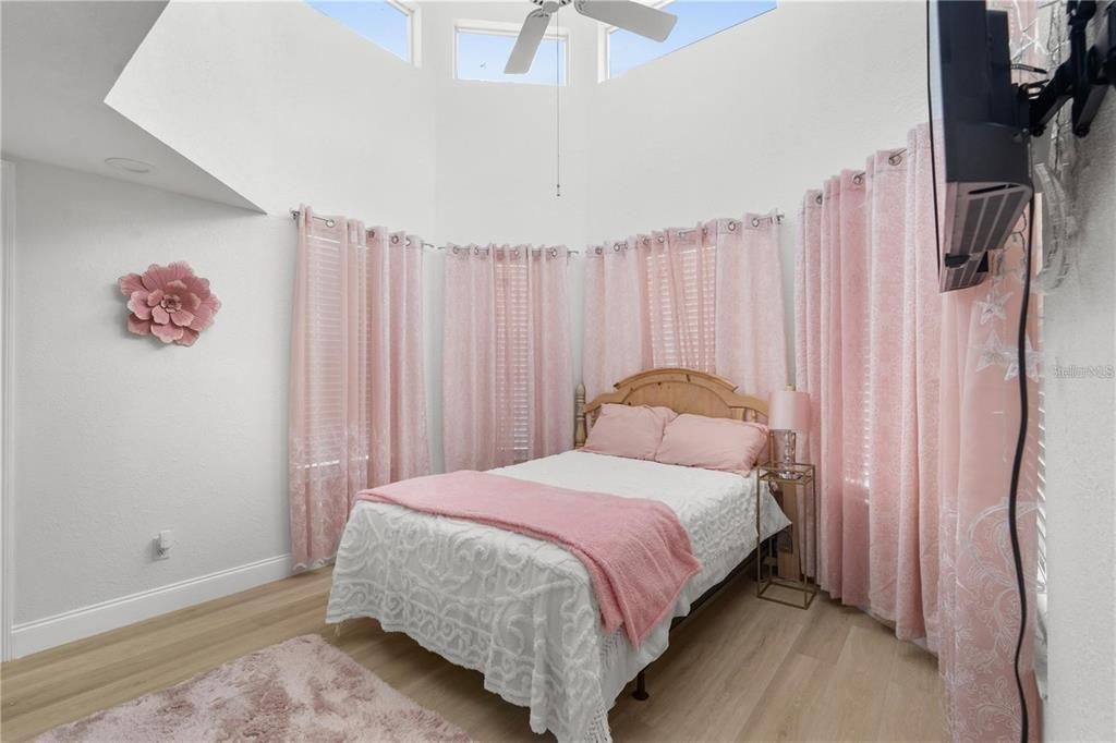 出租: $3,900 (6 贝兹, 3 浴室, 2005 平方英尺)