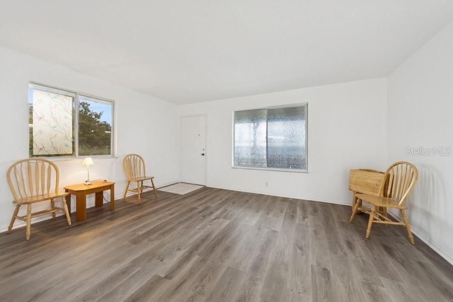 待售: $89,000 (2 贝兹, 1 浴室, 840 平方英尺)