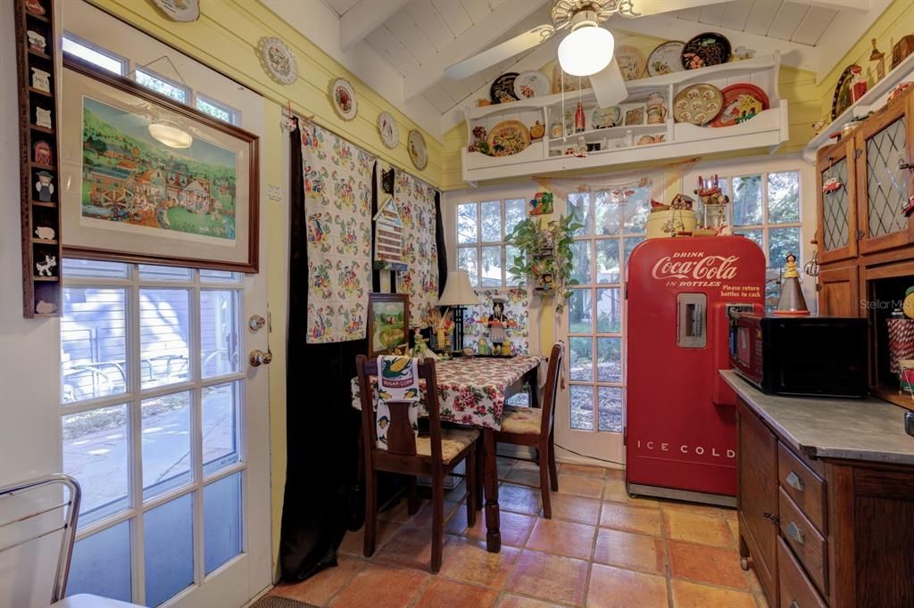 For Rent: $2,800 (2 beds, 1 baths, 984 Square Feet)