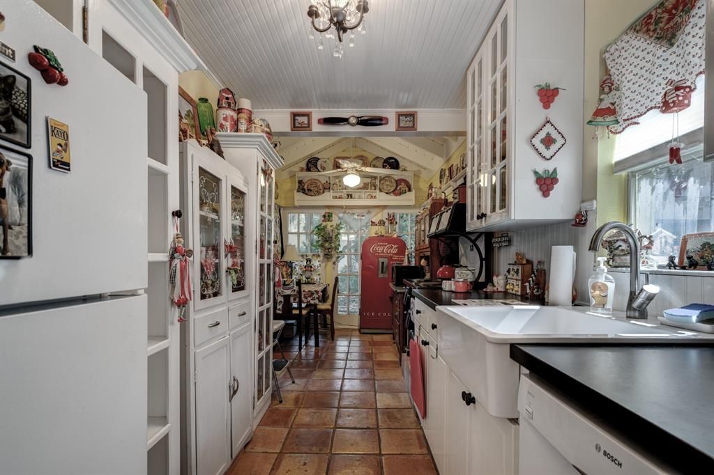 For Rent: $2,800 (2 beds, 1 baths, 984 Square Feet)