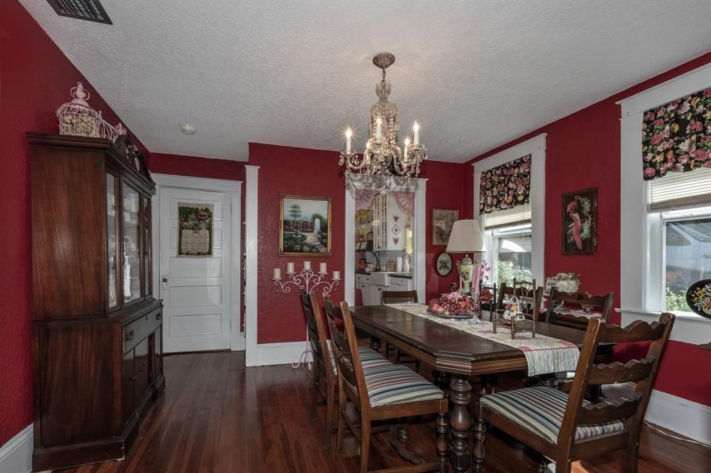 For Rent: $2,800 (2 beds, 1 baths, 984 Square Feet)