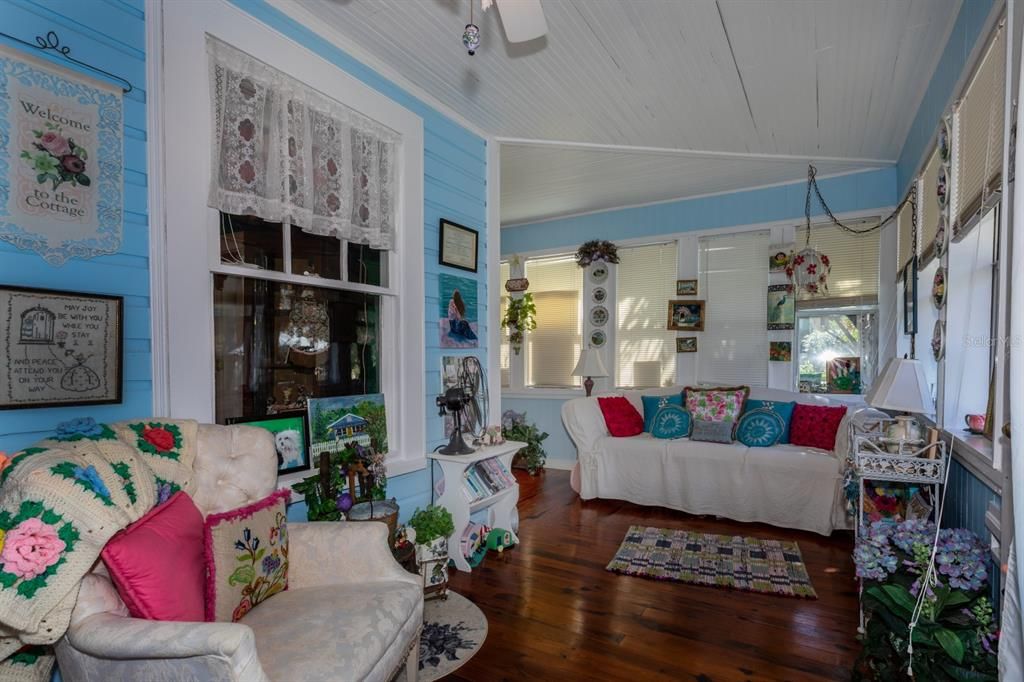 For Rent: $2,800 (2 beds, 1 baths, 984 Square Feet)