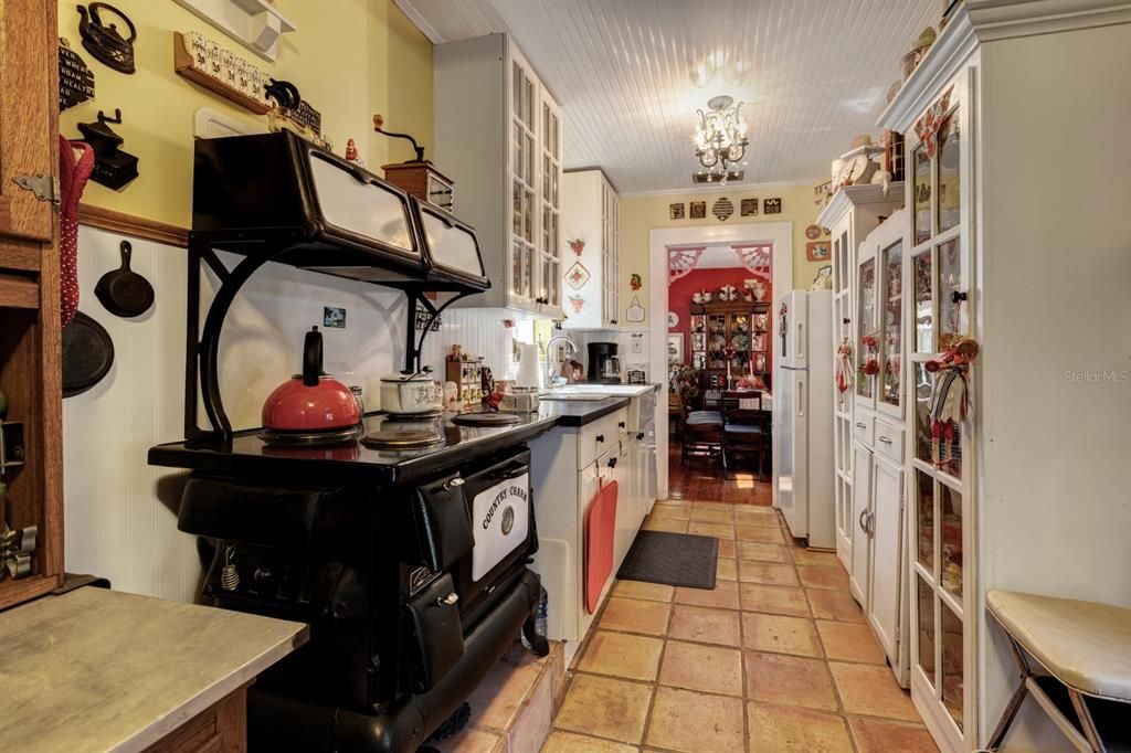 For Rent: $2,800 (2 beds, 1 baths, 984 Square Feet)