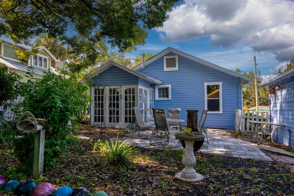 For Rent: $2,800 (2 beds, 1 baths, 984 Square Feet)