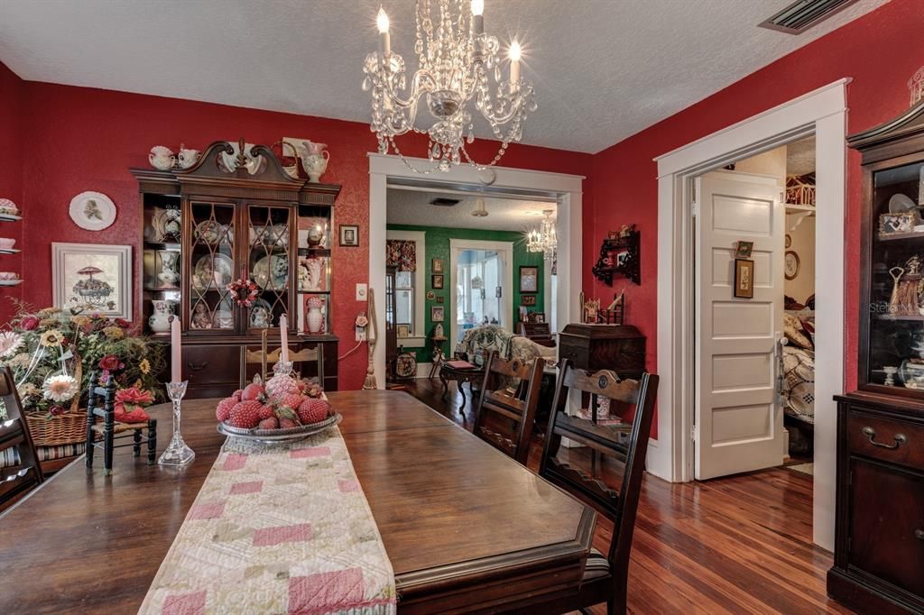 For Rent: $2,800 (2 beds, 1 baths, 984 Square Feet)