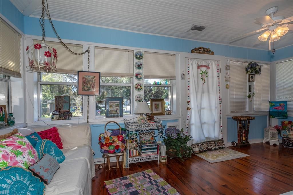 For Rent: $2,800 (2 beds, 1 baths, 984 Square Feet)