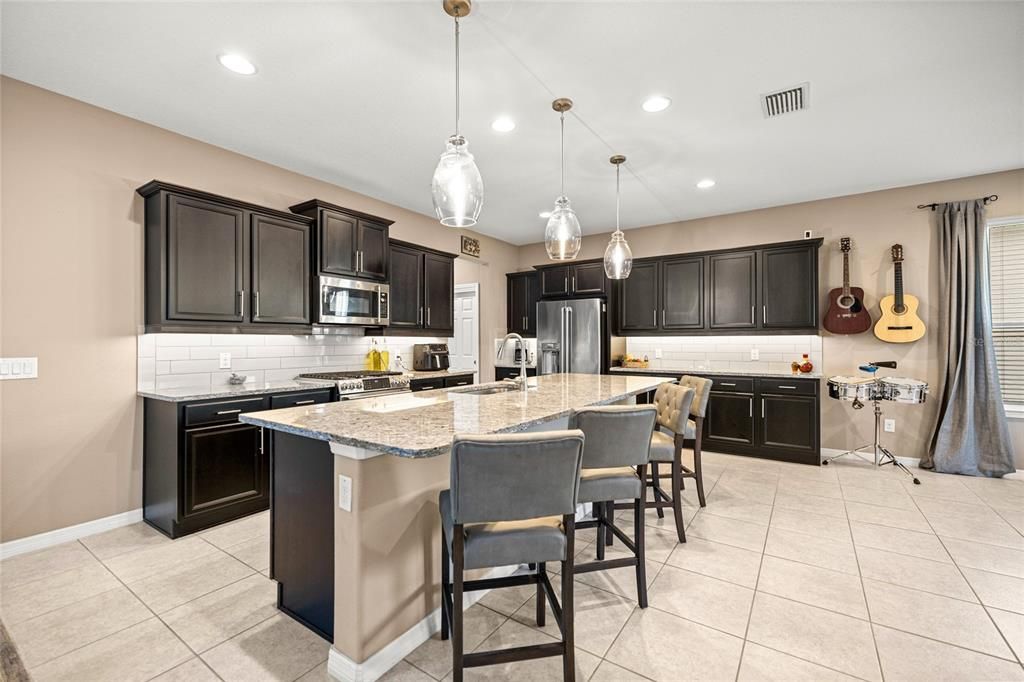 Active With Contract: $410,000 (2 beds, 2 baths, 2020 Square Feet)