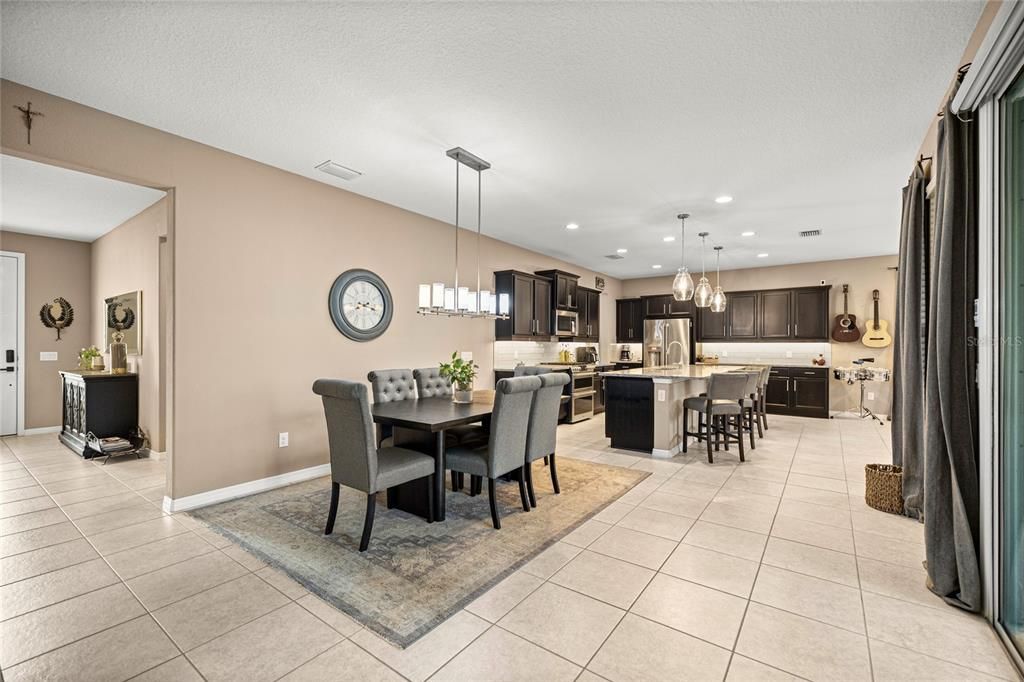 Active With Contract: $410,000 (2 beds, 2 baths, 2020 Square Feet)