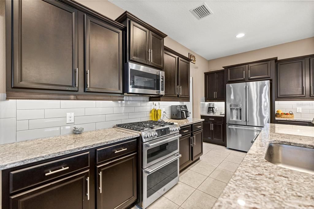 Active With Contract: $410,000 (2 beds, 2 baths, 2020 Square Feet)