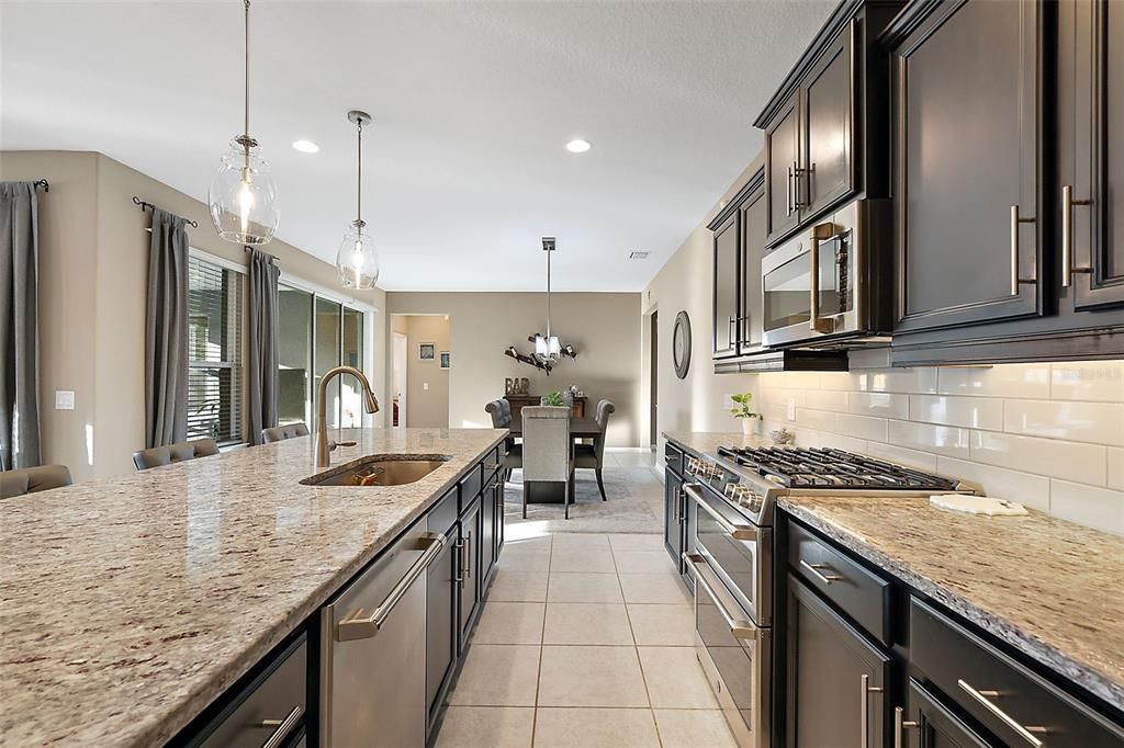 Active With Contract: $410,000 (2 beds, 2 baths, 2020 Square Feet)