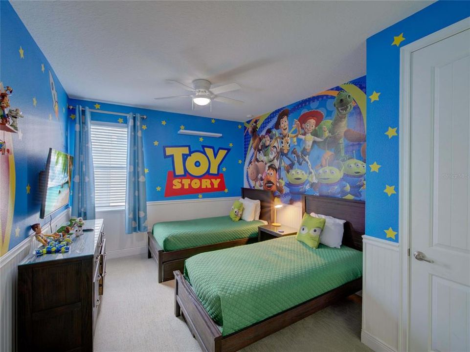 Active With Contract: $1,249,999 (11 beds, 10 baths, 5496 Square Feet)