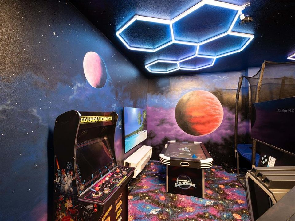 Active With Contract: $1,249,999 (11 beds, 10 baths, 5496 Square Feet)