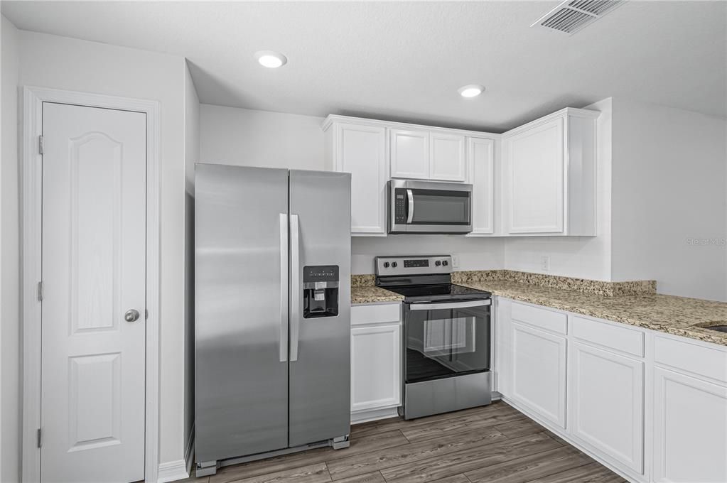 Active With Contract: $282,900 (3 beds, 2 baths, 1270 Square Feet)