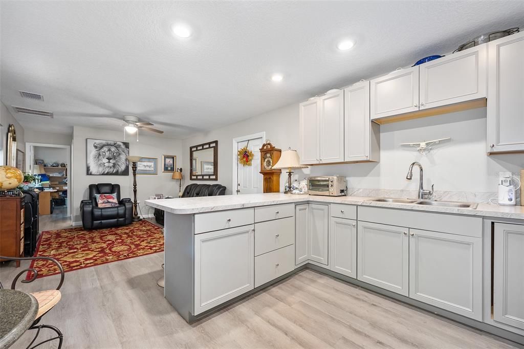 待售: $750,000 (6 贝兹, 4 浴室, 4436 平方英尺)