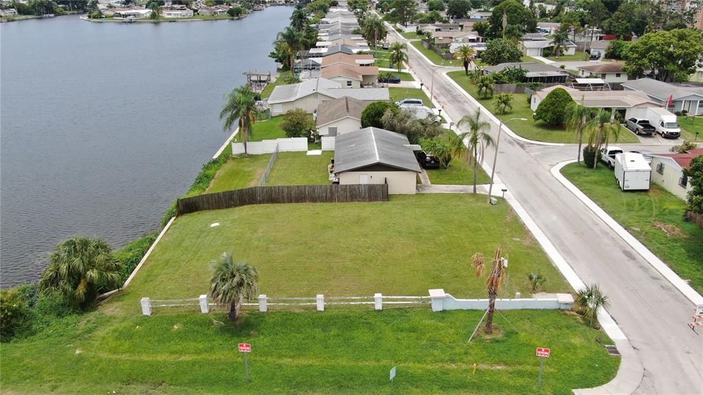 На продажу: $99,000 (0.13 acres)