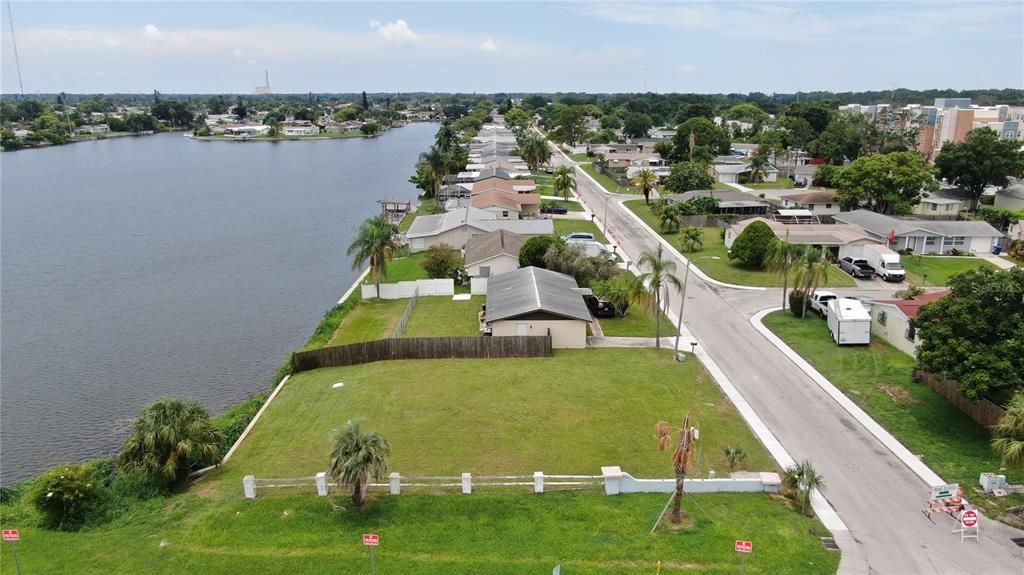 На продажу: $99,000 (0.13 acres)