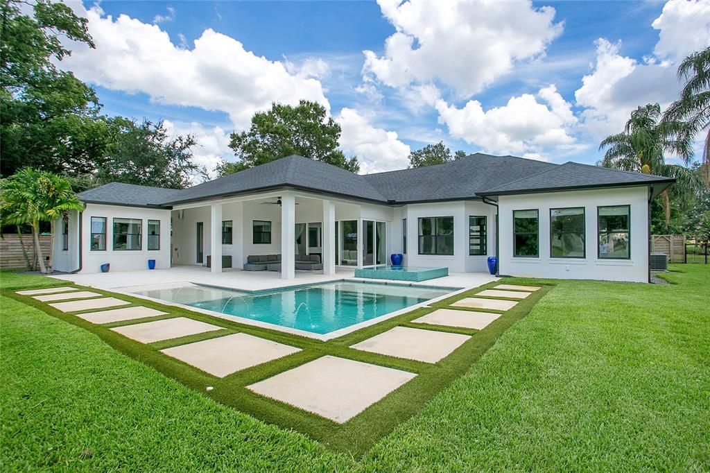 合同活跃: $2,000,000 (4 贝兹, 4 浴室, 3640 平方英尺)