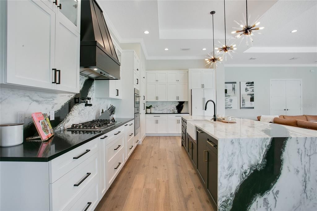 合同活跃: $2,000,000 (4 贝兹, 4 浴室, 3640 平方英尺)