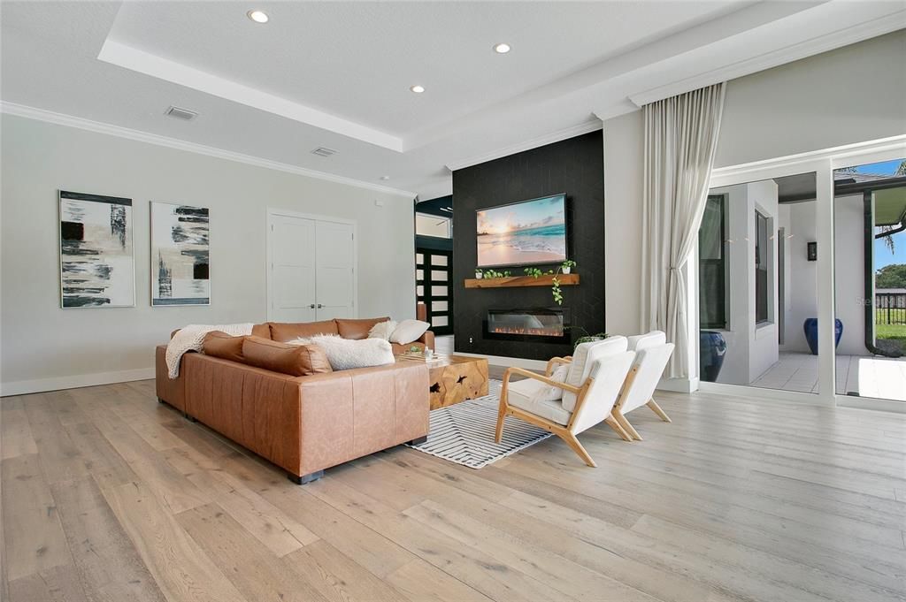 合同活跃: $2,000,000 (4 贝兹, 4 浴室, 3640 平方英尺)