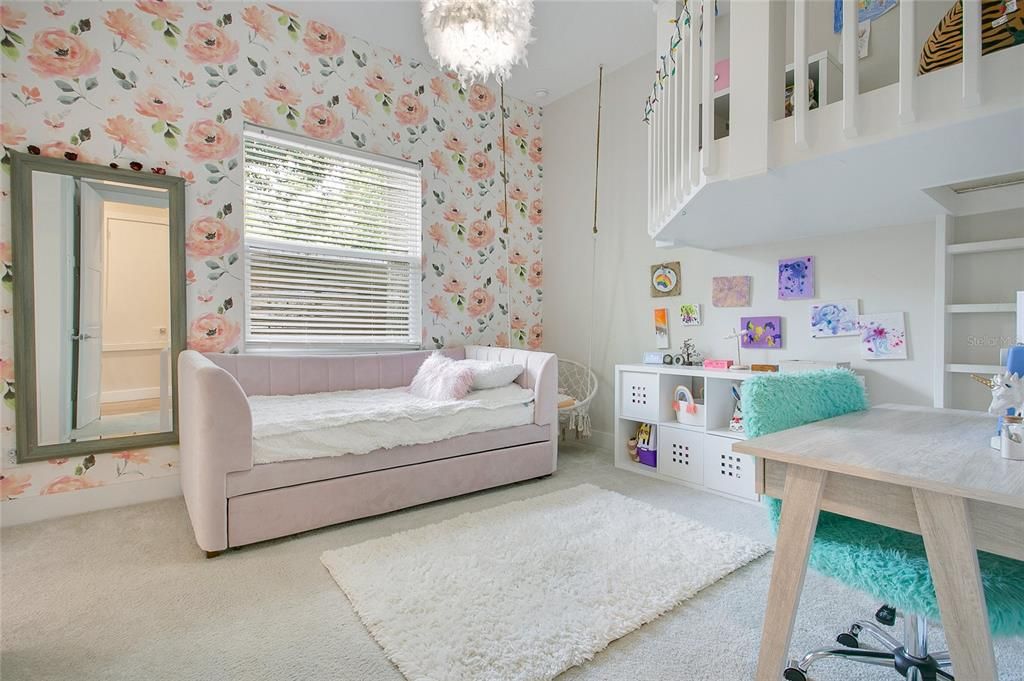 合同活跃: $2,000,000 (4 贝兹, 4 浴室, 3640 平方英尺)